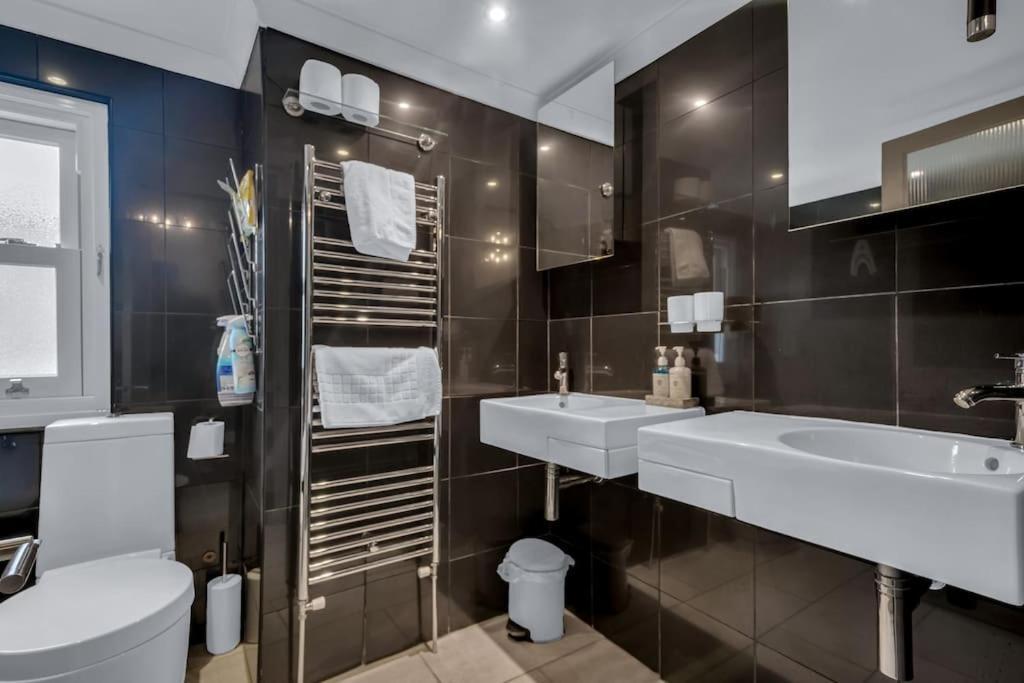 הרן ביי Two Bedroom Private Cottage With Private Parking Just By The Sea מראה חיצוני תמונה