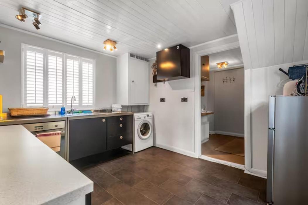 הרן ביי Two Bedroom Private Cottage With Private Parking Just By The Sea מראה חיצוני תמונה